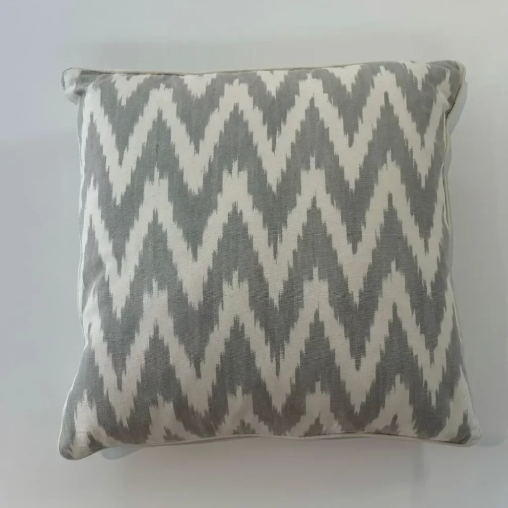 Cojín Estampado Gris.