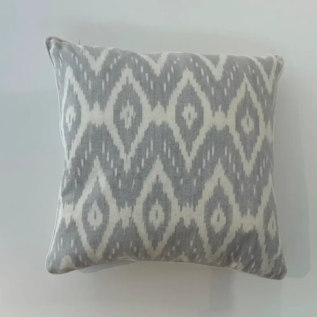 Cojín Estampado Gris Claro.